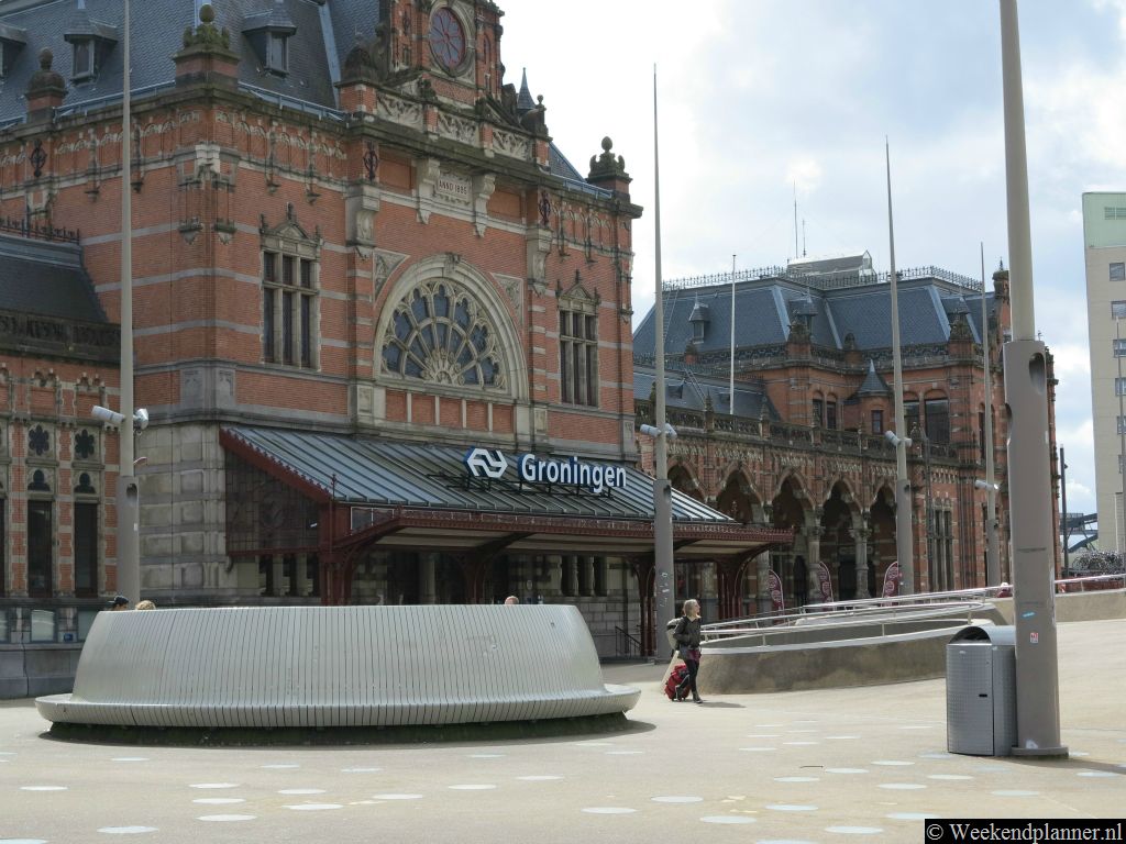 Dit is het centraal station van Groningen, het "Hoofdstation". Het station ligt op loopafstand van de binnenstad van Groningen. Als je de brug bij het Groninger Museum oversteekt kom je na ongeveer vijftien minuten bij de Vismarkt.Tip: Het Pieterpad loopt langs Groningen.